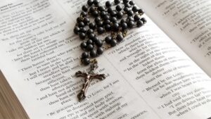 Lire la suite à propos de l’article Chapelet de la miséricorde divine ou rosaire : quel chemin de prière choisir ?